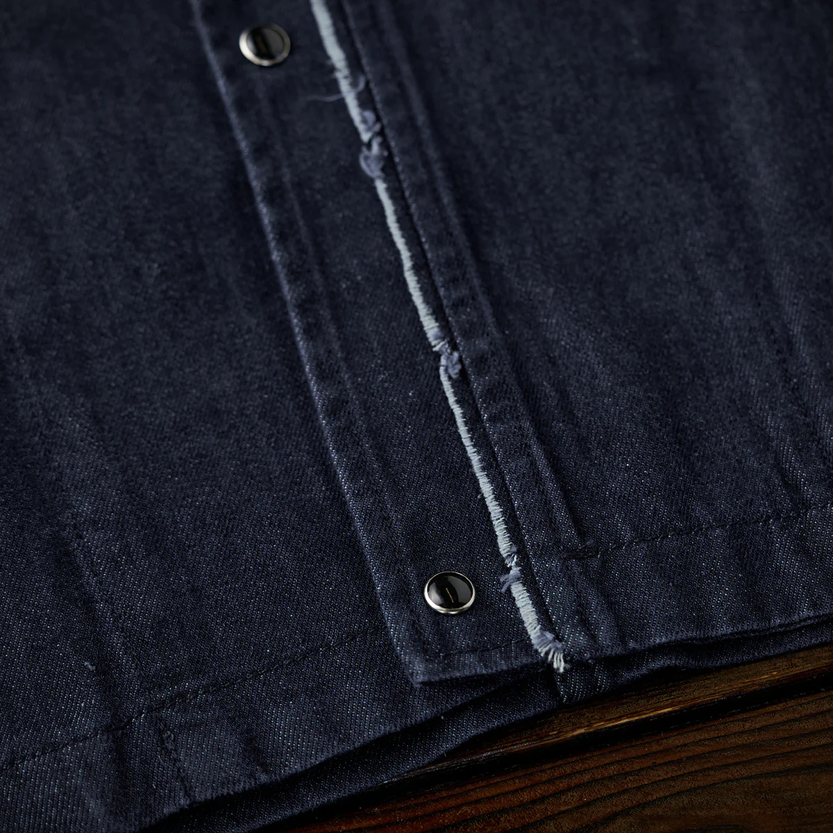 襟・前立てフリンジ加工ノーカラーデニムジャケット - Image 10