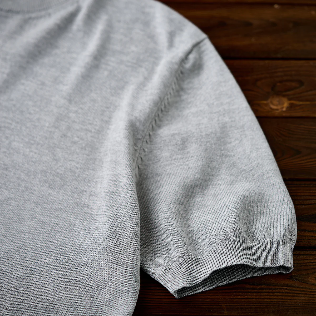 Clean Fit 四色展開 袖・襟・裾リブ入り極細畝ニットTee - Image 12