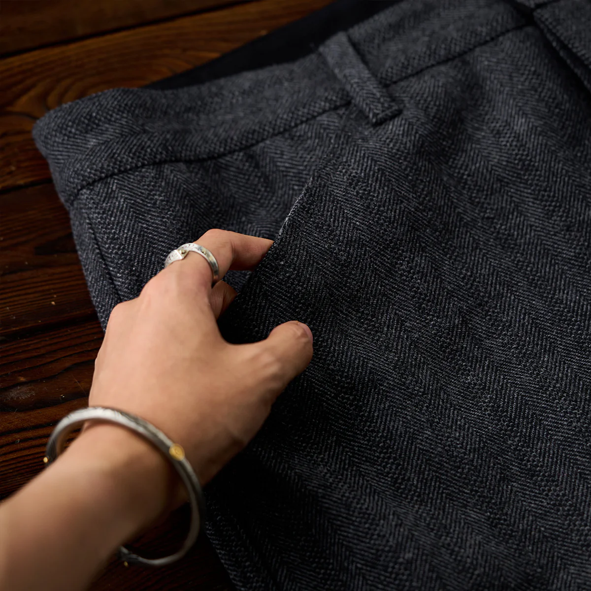 Business&Casual ウール混ヘリンボーンツイルスラックス - Image 10
