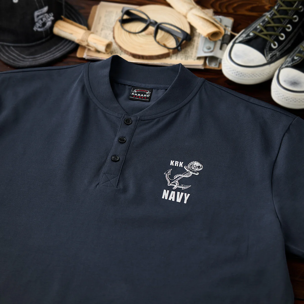 「NAVY」錨プリントコットンヘンリーネックTee - Image 4