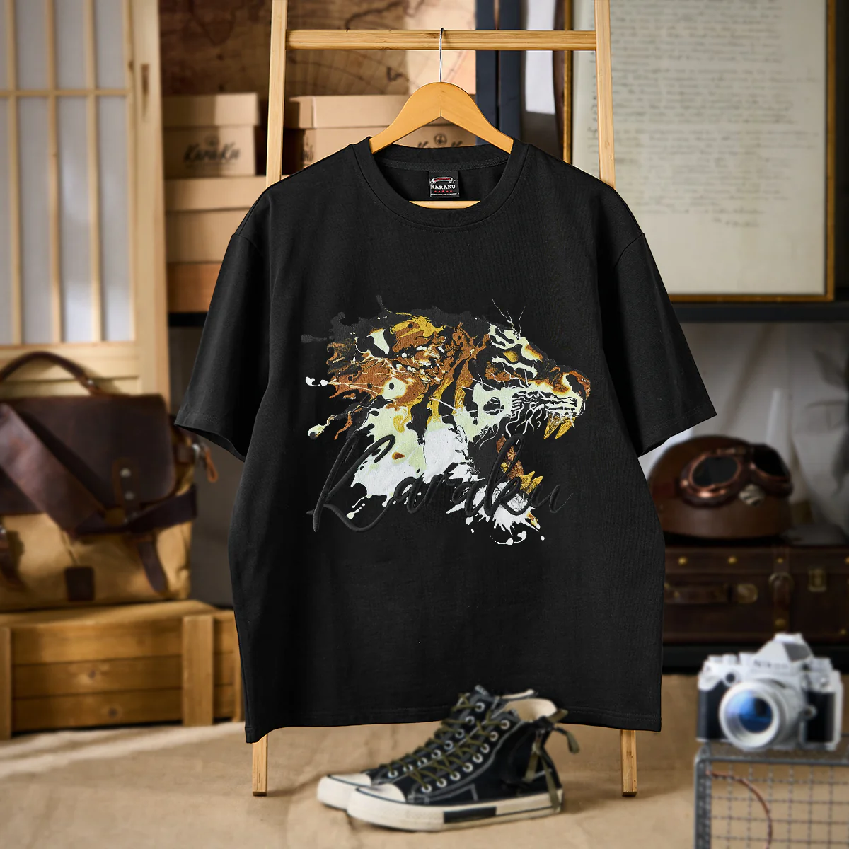 KARAKU×田中ラオウ「金虎」プリント＆刺繍入りコットンTee - Image 3