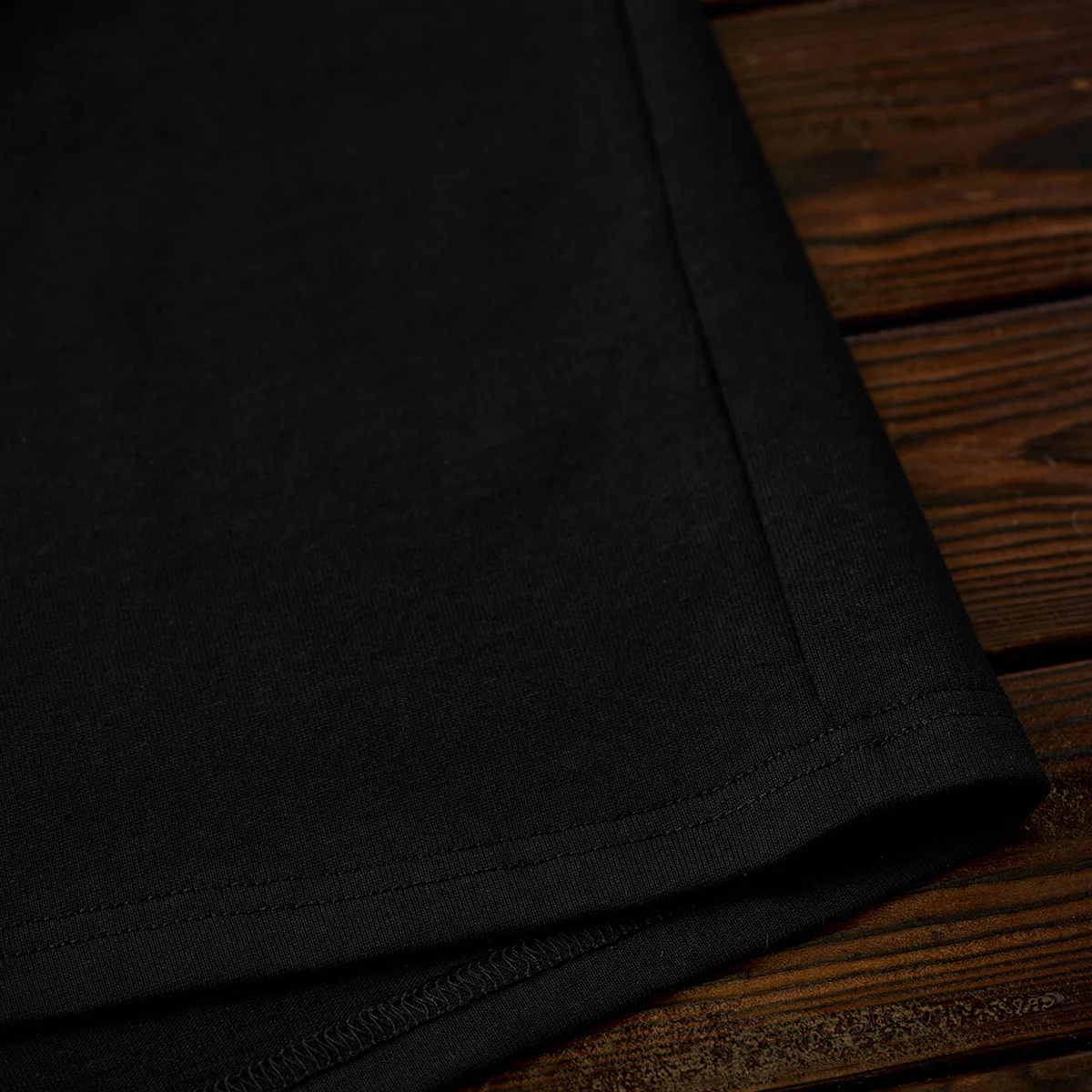 紅白ヒモ付き　「KaraKu」ロゴ刺繡入りブラックコットンTee - Image 14