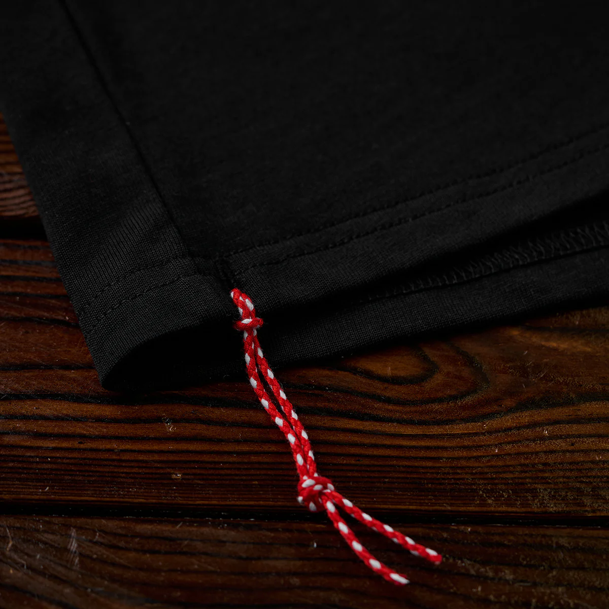 紅白ヒモ付き　「KaraKu」ロゴ刺繡入りブラックコットンTee - Image 15
