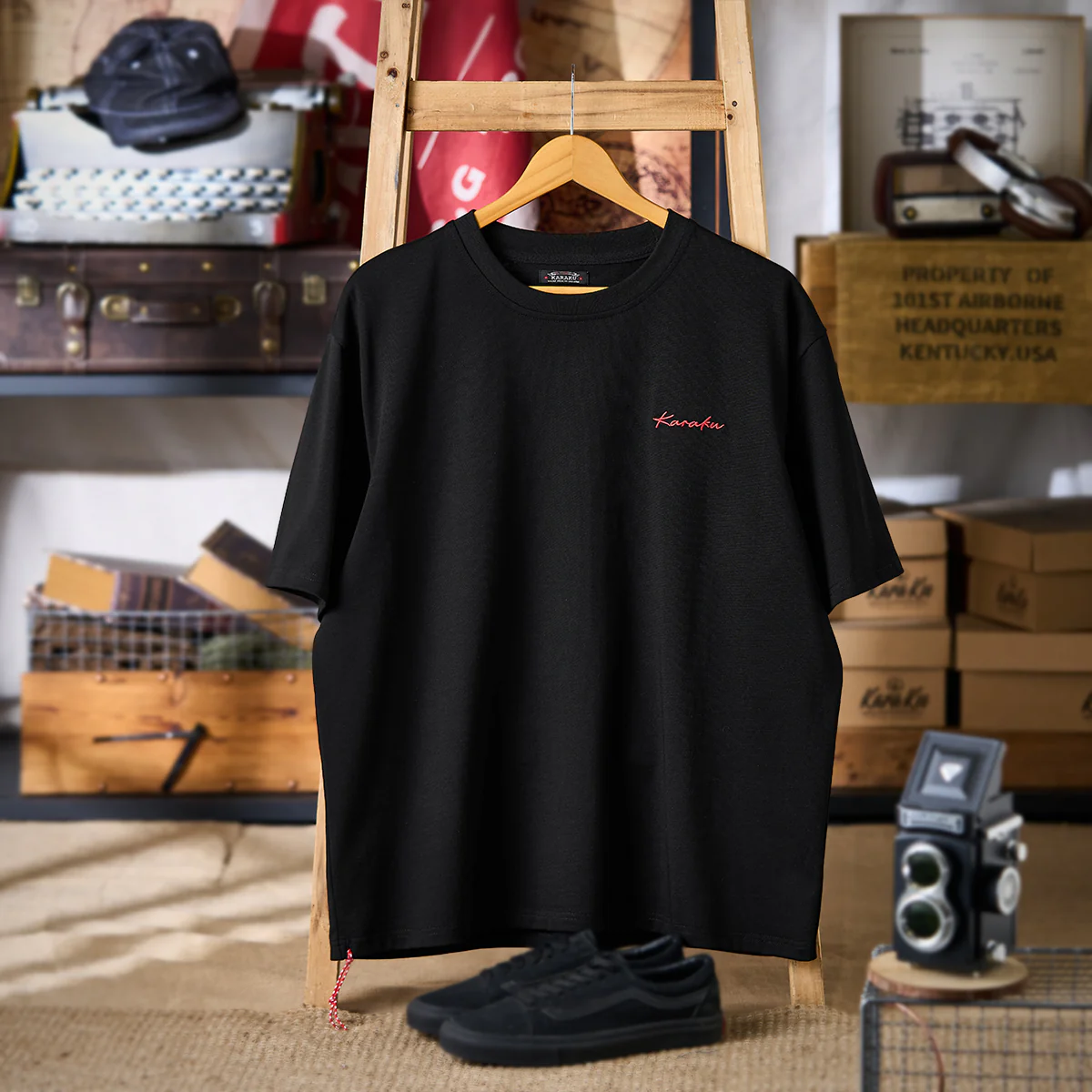 紅白ヒモ付き　「KaraKu」ロゴ刺繡入りブラックコットンTee - Image 3