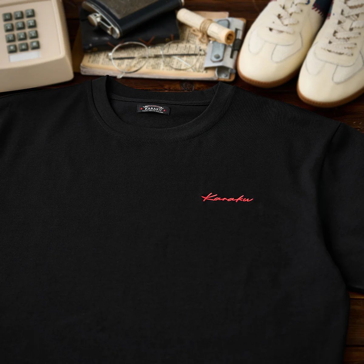 紅白ヒモ付き　「KaraKu」ロゴ刺繡入りブラックコットンTee - Image 4