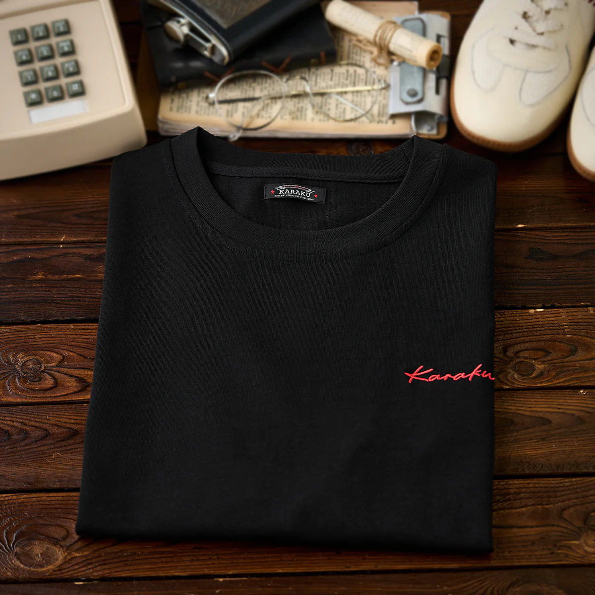 紅白ヒモ付き　「KaraKu」ロゴ刺繡入りブラックコットンTee - Image 5