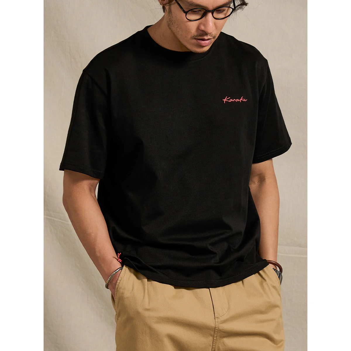 紅白ヒモ付き　「KaraKu」ロゴ刺繡入りブラックコットンTee - Image 7