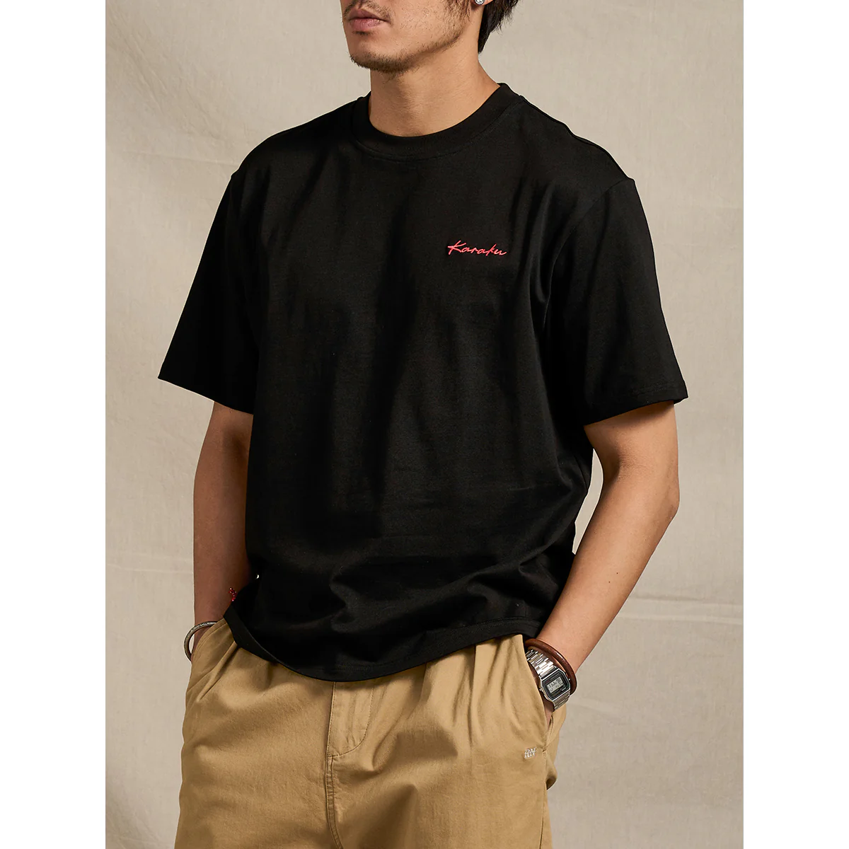 紅白ヒモ付き　「KaraKu」ロゴ刺繡入りブラックコットンTee - Image 8