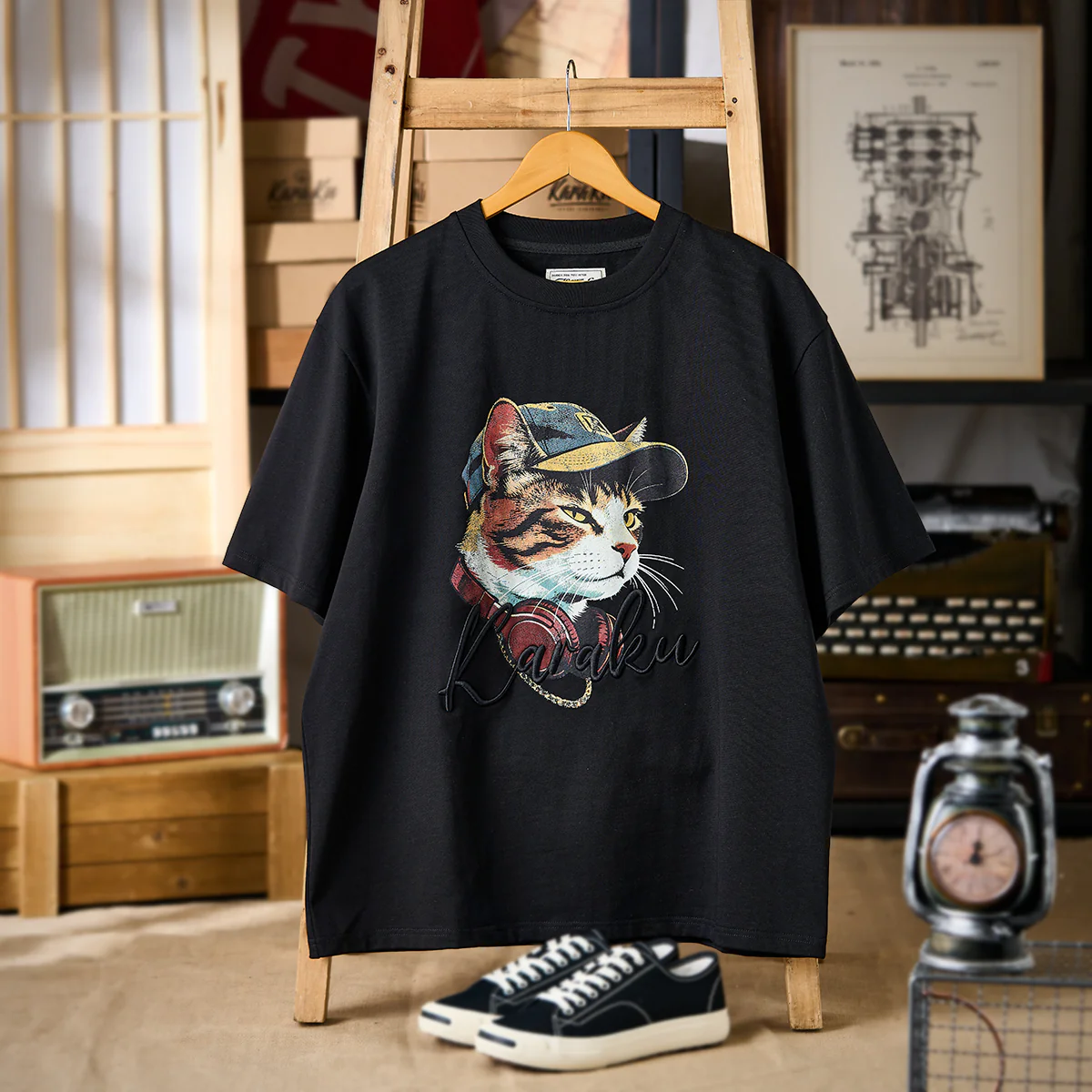 「猫ラッパー」クラックプリント＆ＫaraKu刺繡入りコットンTee - Image 3