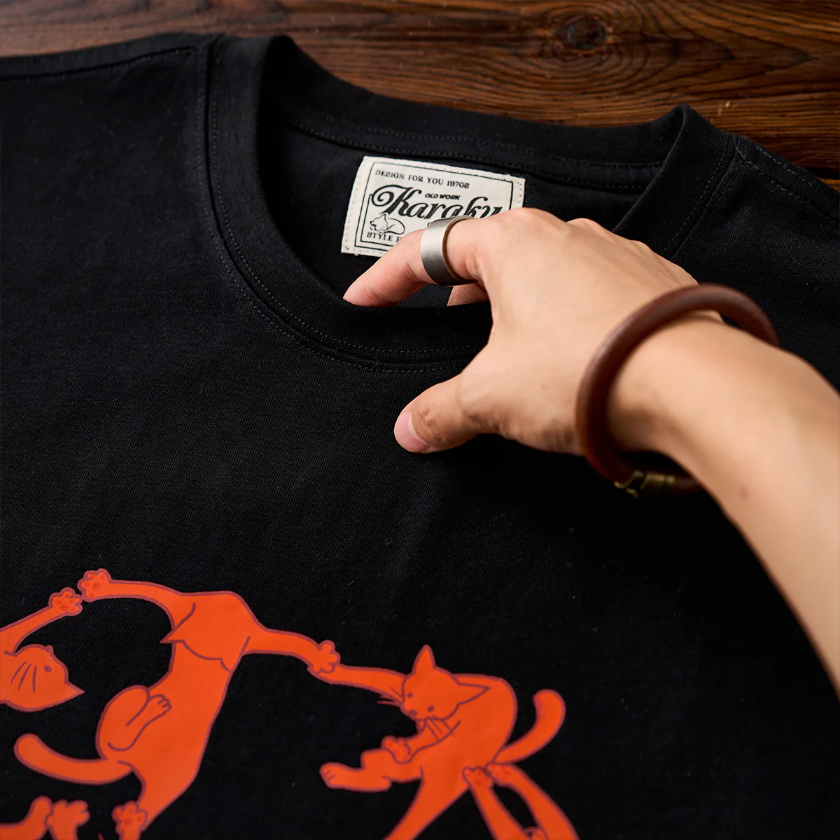 「KaraKu Art・Cat Dance」パロディ風プリントコットンTシャツ - Image 10