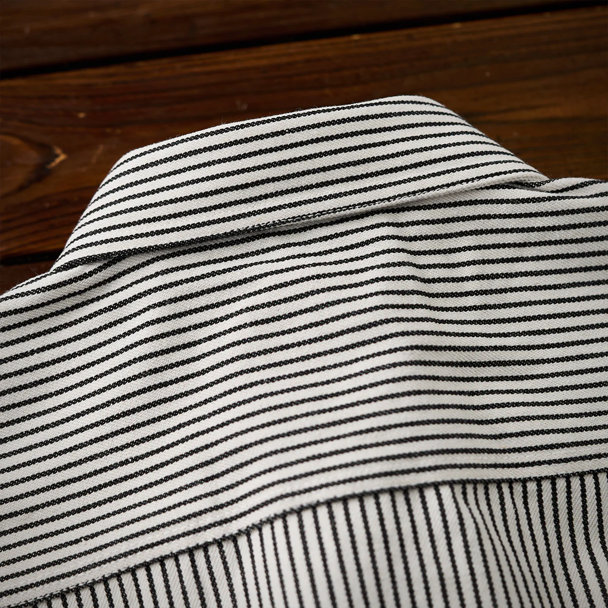 紅白ヒモ付き 「Karaku」刺繡ロゴ 先染めストライプ長袖シャツ - Image 11