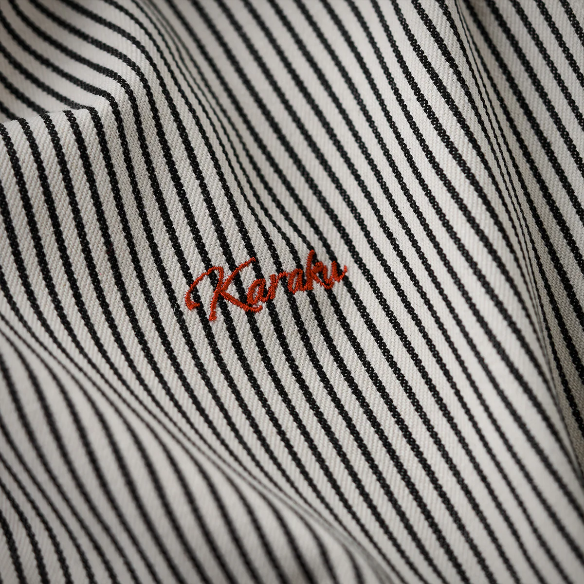 紅白ヒモ付き 「Karaku」刺繡ロゴ 先染めストライプ長袖シャツ - Image 15