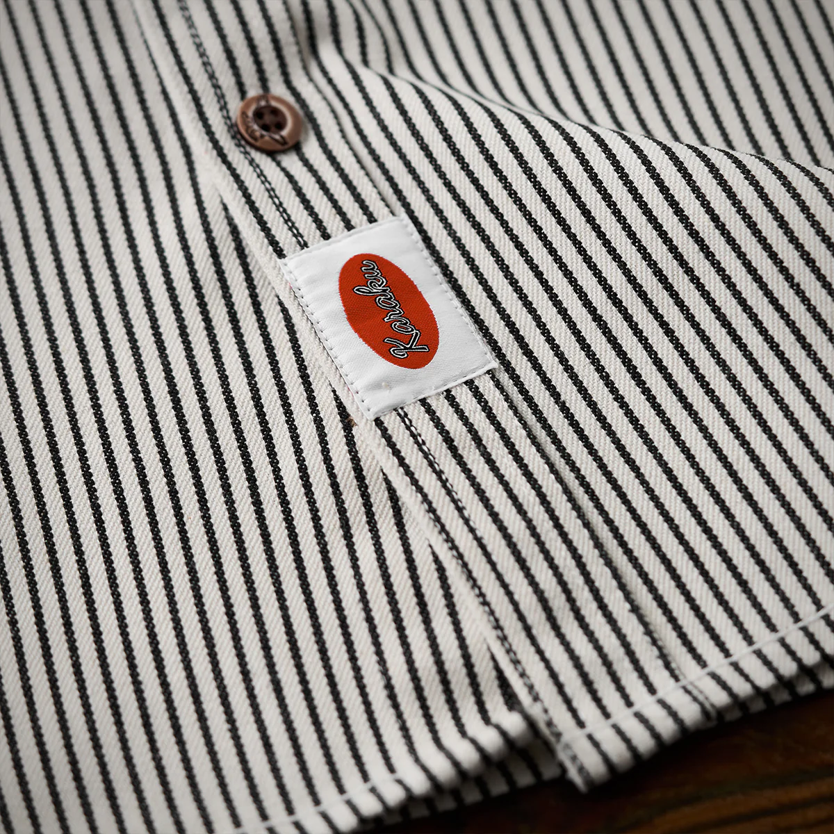 紅白ヒモ付き 「Karaku」刺繡ロゴ 先染めストライプ長袖シャツ - Image 16
