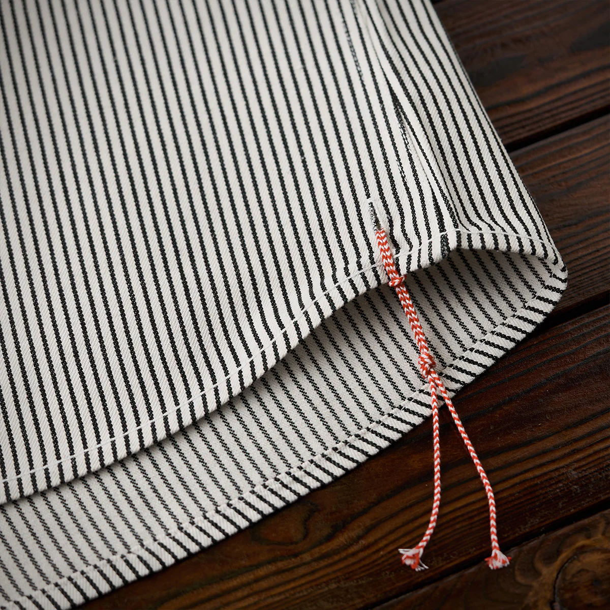 紅白ヒモ付き 「Karaku」刺繡ロゴ 先染めストライプ長袖シャツ - Image 17