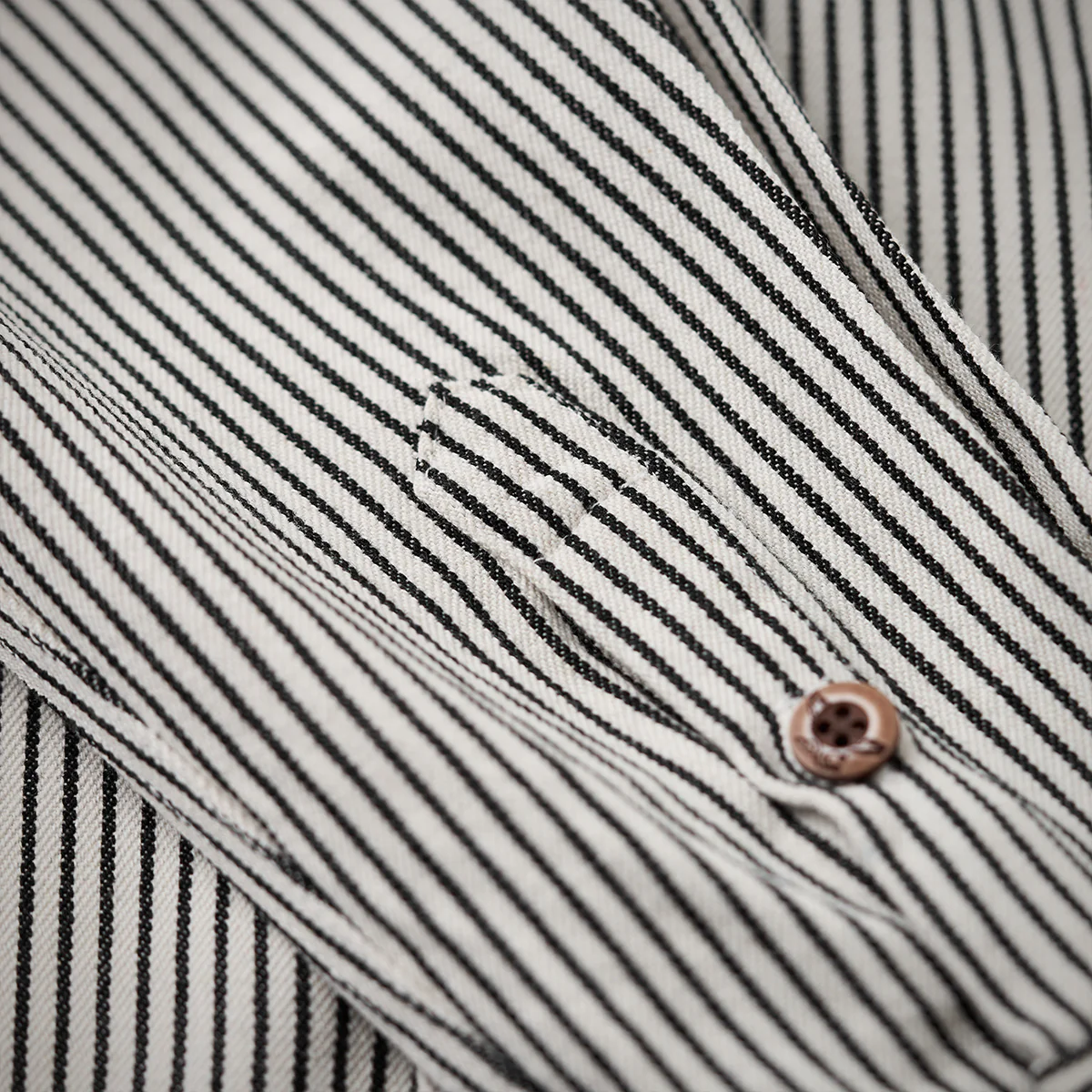 紅白ヒモ付き 「Karaku」刺繡ロゴ 先染めストライプ長袖シャツ - Image 19