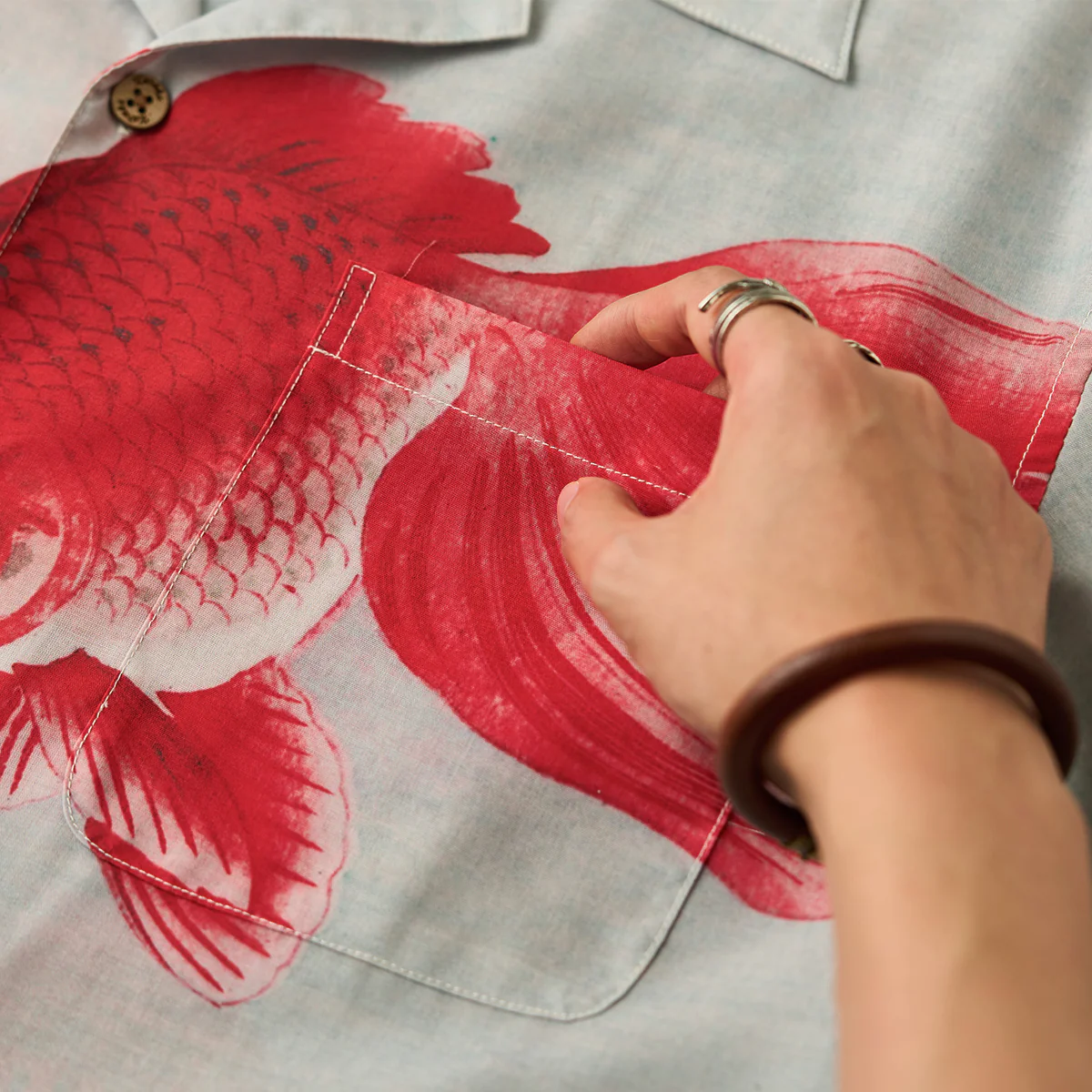 「夏水金魚図」浮世絵風プリント入りキューバカラーシャツ - Image 12