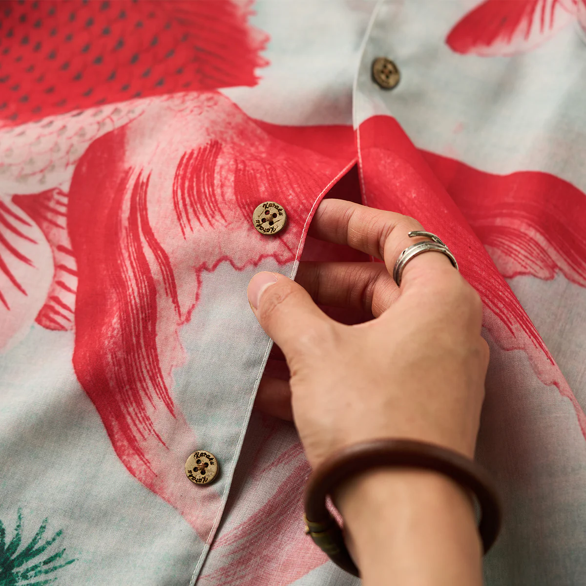 「夏水金魚図」浮世絵風プリント入りキューバカラーシャツ - Image 15