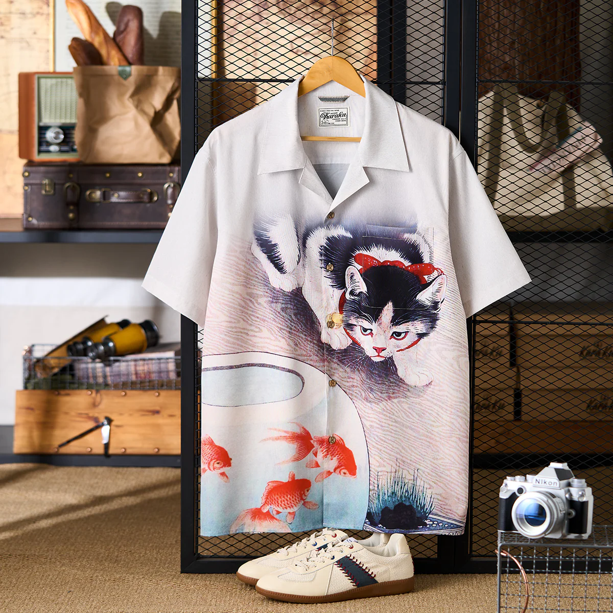 【予約】小原古邨「猫と金魚鉢の中で泳ぐ金魚たち」浮世絵風アロハシャツ - Image 3