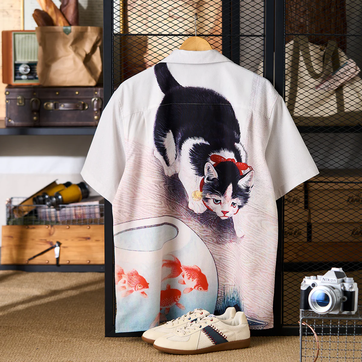【予約】小原古邨「猫と金魚鉢の中で泳ぐ金魚たち」浮世絵風アロハシャツ - Image 4