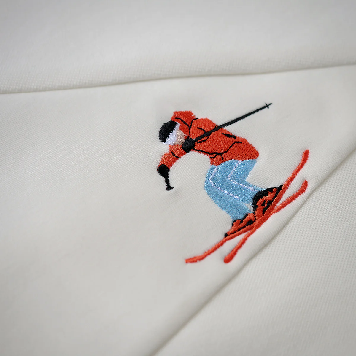 「雪山のスキーヤー」刺繍入り綿混紡切替Tシャツ - Image 10