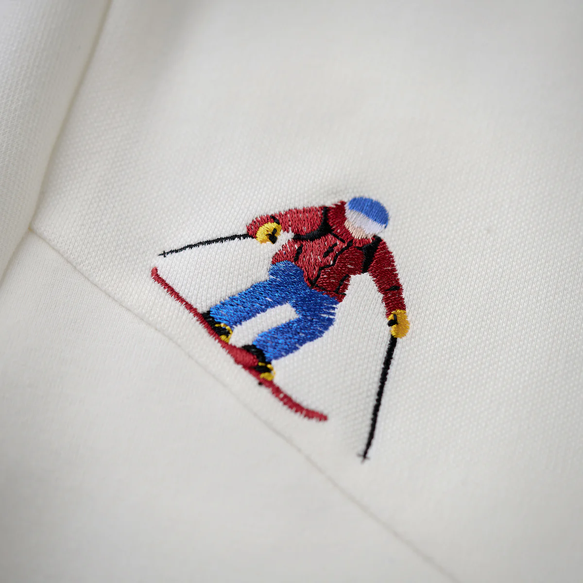 「雪山のスキーヤー」刺繍入り綿混紡切替Tシャツ - Image 11