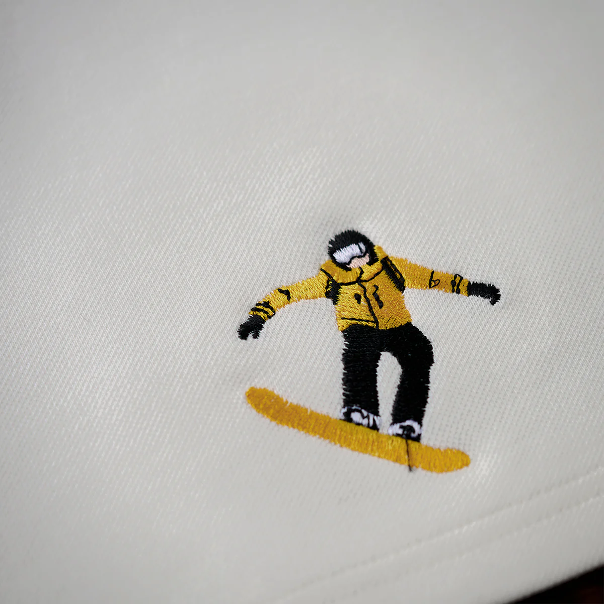 「雪山のスキーヤー」刺繍入り綿混紡切替Tシャツ - Image 12