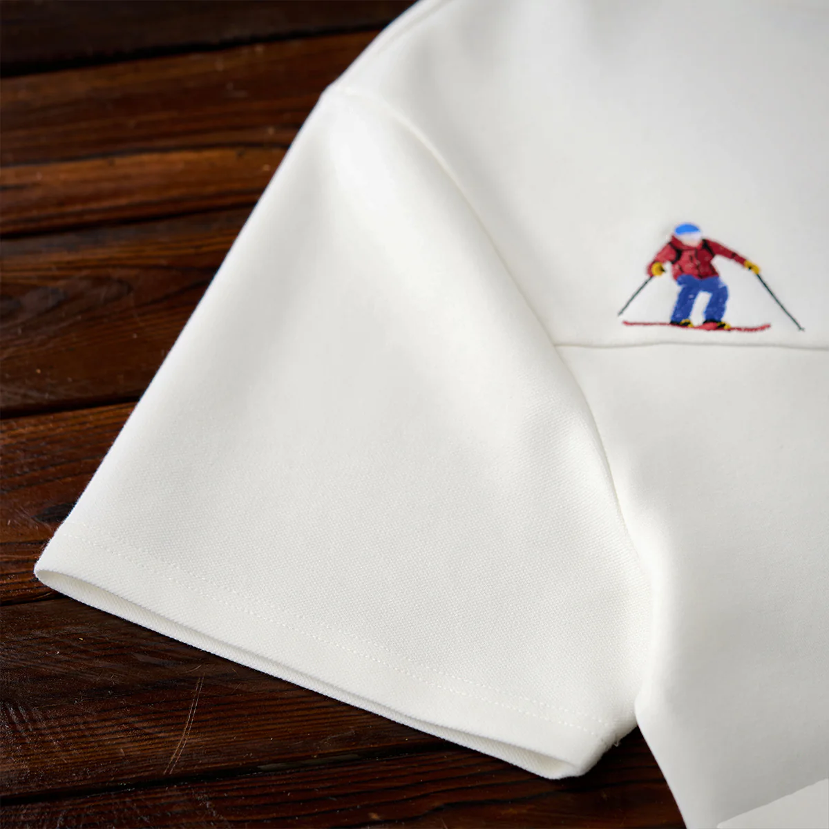 「雪山のスキーヤー」刺繍入り綿混紡切替Tシャツ - Image 13