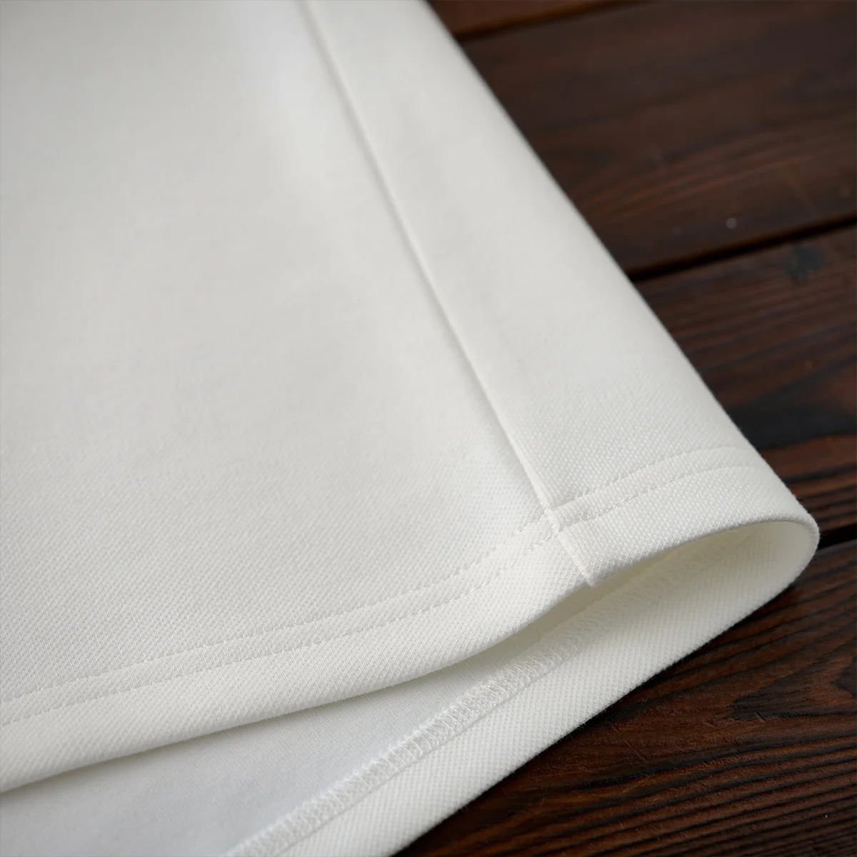 「雪山のスキーヤー」刺繍入り綿混紡切替Tシャツ - Image 14