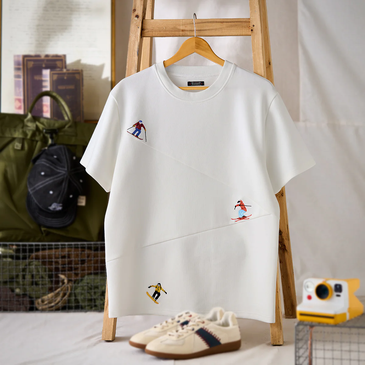 「雪山のスキーヤー」刺繍入り綿混紡切替Tシャツ - Image 3