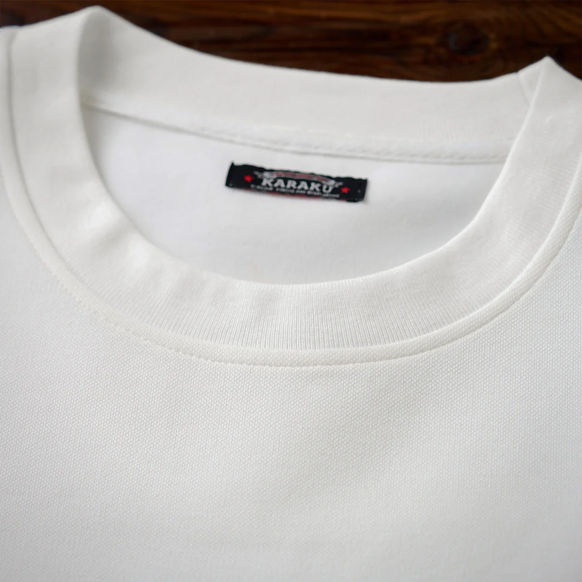 「雪山のスキーヤー」刺繍入り綿混紡切替Tシャツ - Image 7