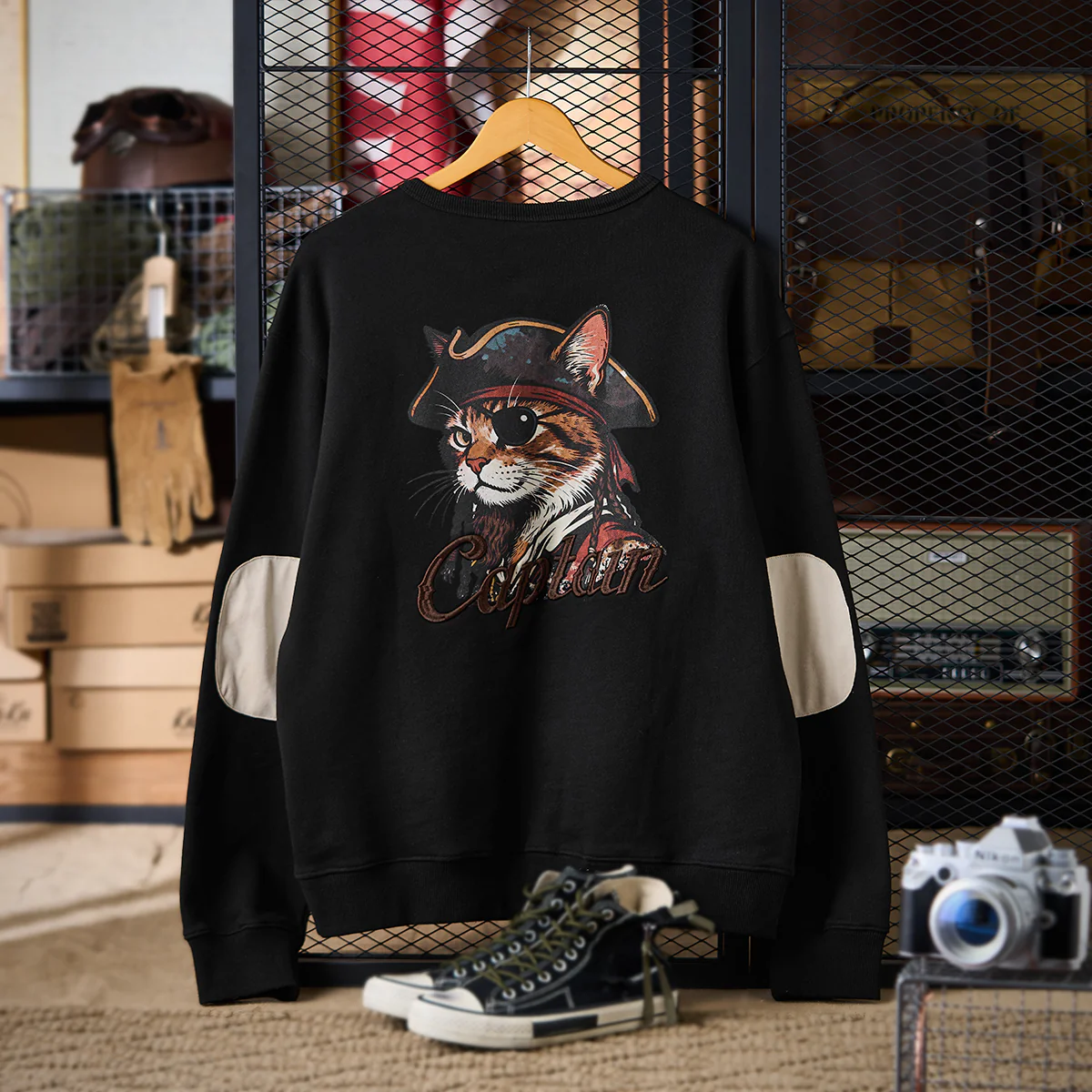 「海賊・キャプテンネコ」プリント入り　肘スエードパッチプルオーバースウェット - Image 4