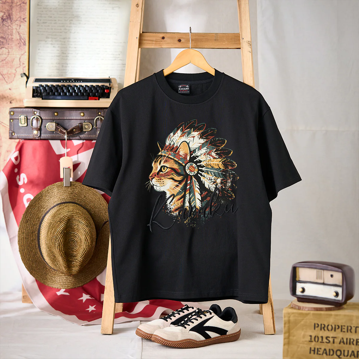 「インディアン酋長猫」プリント＆karaku刺繍入りコットンTシャツ - Image 3