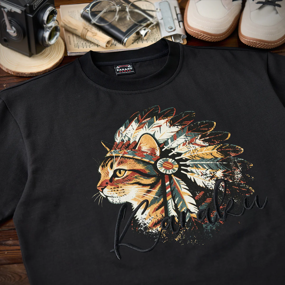 「インディアン酋長猫」プリント＆karaku刺繍入りコットンTシャツ - Image 4