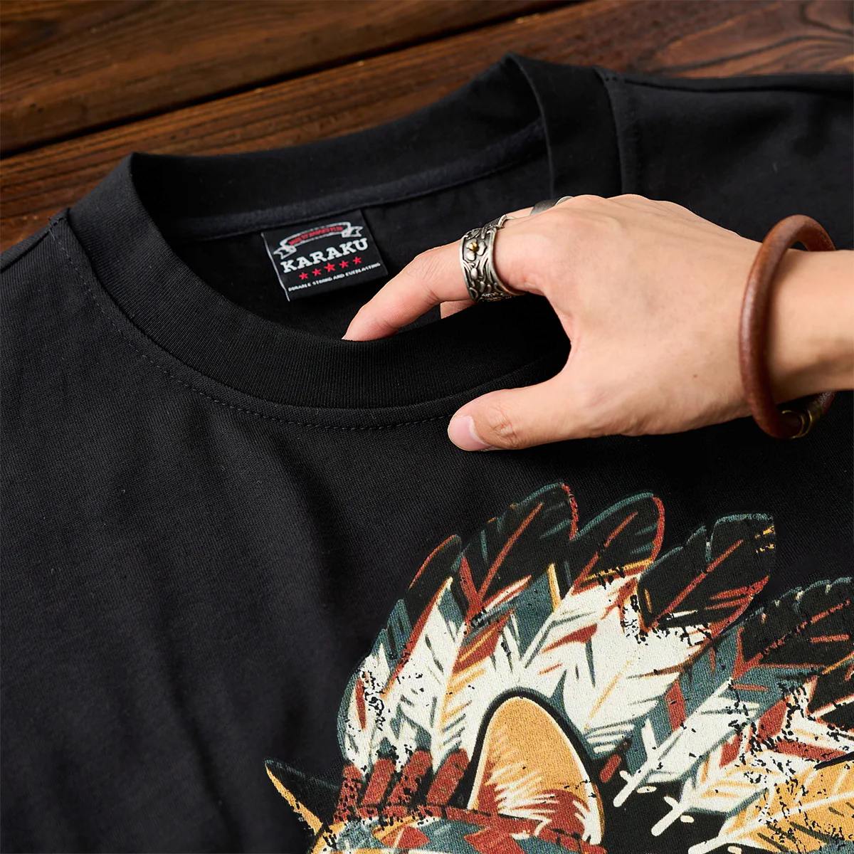 「インディアン酋長猫」プリント＆karaku刺繍入りコットンTシャツ - Image 6