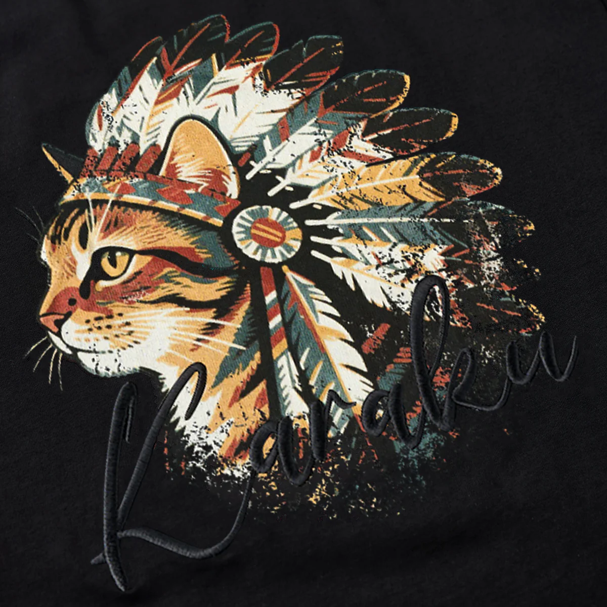 「インディアン酋長猫」プリント＆karaku刺繍入りコットンTシャツ - Image 8