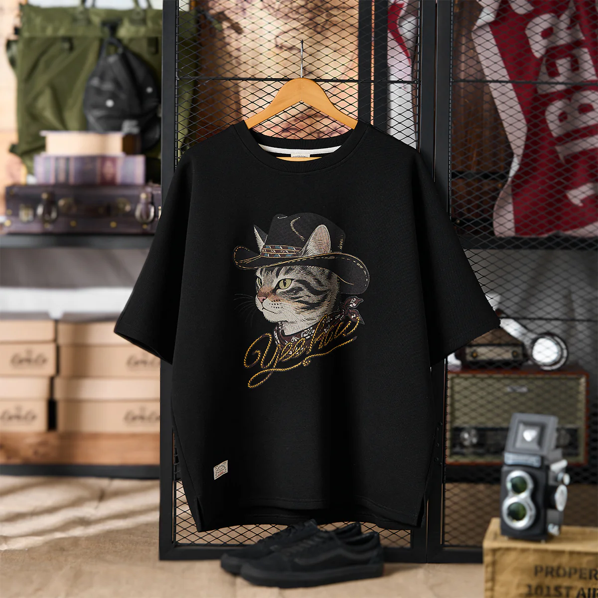 「ウエスタンハットをかぶったカウボーイ猫」エアーレイヤーラグランスリーブTee - Image 3