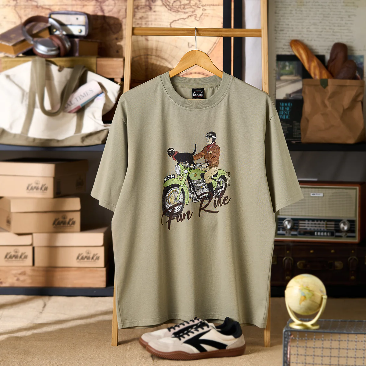 【予約】「風を切る猫と相棒ライダー」プリント入り半袖コットンTee - Image 3