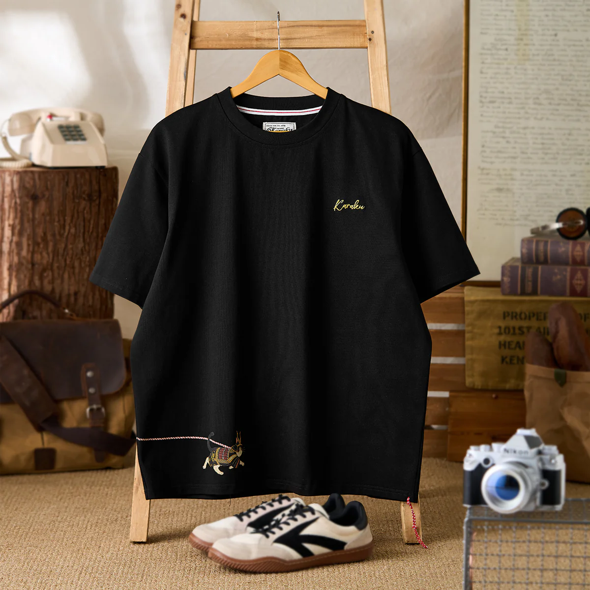 赤ヒモ付き　「猫と相棒武士」前後アシンメトリープリントコットンTシャツ - Image 3