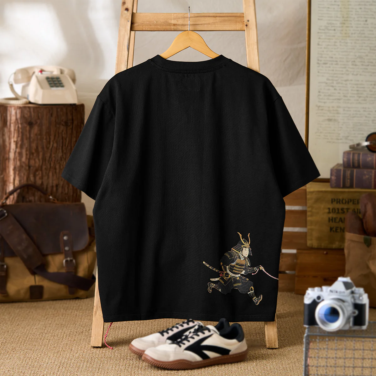 赤ヒモ付き　「猫と相棒武士」前後アシンメトリープリントコットンTシャツ - Image 4