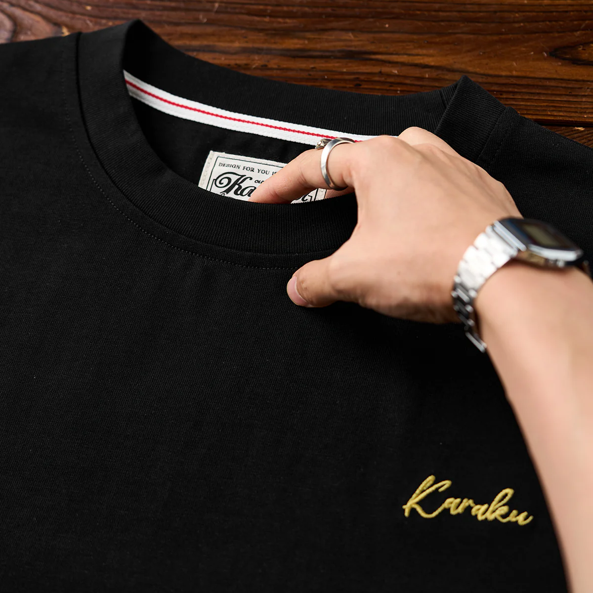 赤ヒモ付き　「猫と相棒武士」前後アシンメトリープリントコットンTシャツ - Image 8