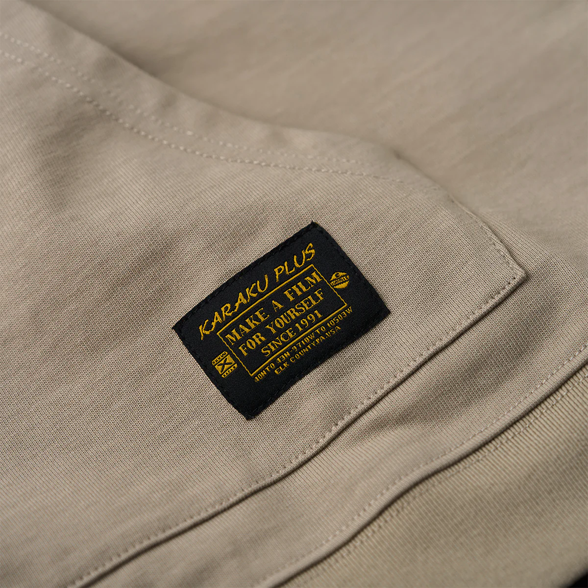 【予約】袖スエードパッチ カンガルーポケット付きコットンTee - Image 11
