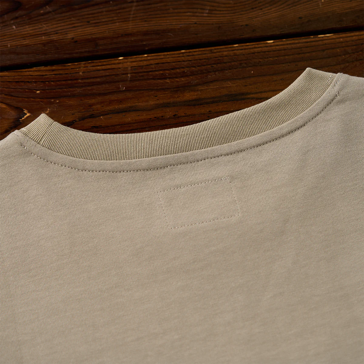 【予約】袖スエードパッチ カンガルーポケット付きコットンTee - Image 6