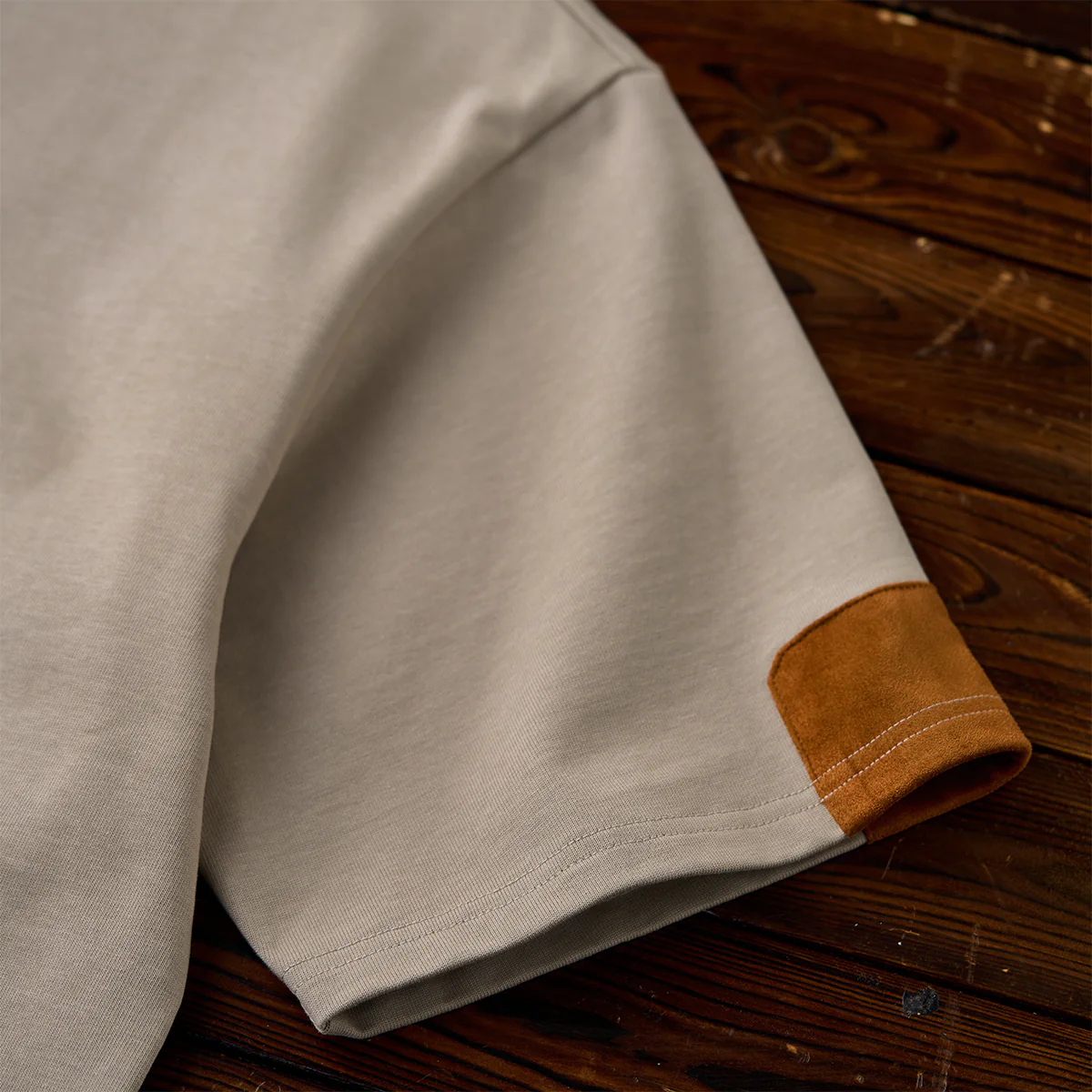 【予約】袖スエードパッチ カンガルーポケット付きコットンTee - Image 8