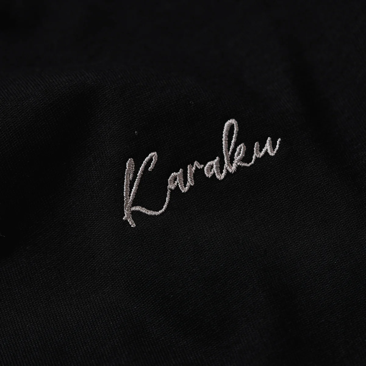 Karaku×川又聡「雪豹・足元に咲く色彩」プリント＆Karaku刺繡入りコットンTee - Image 15