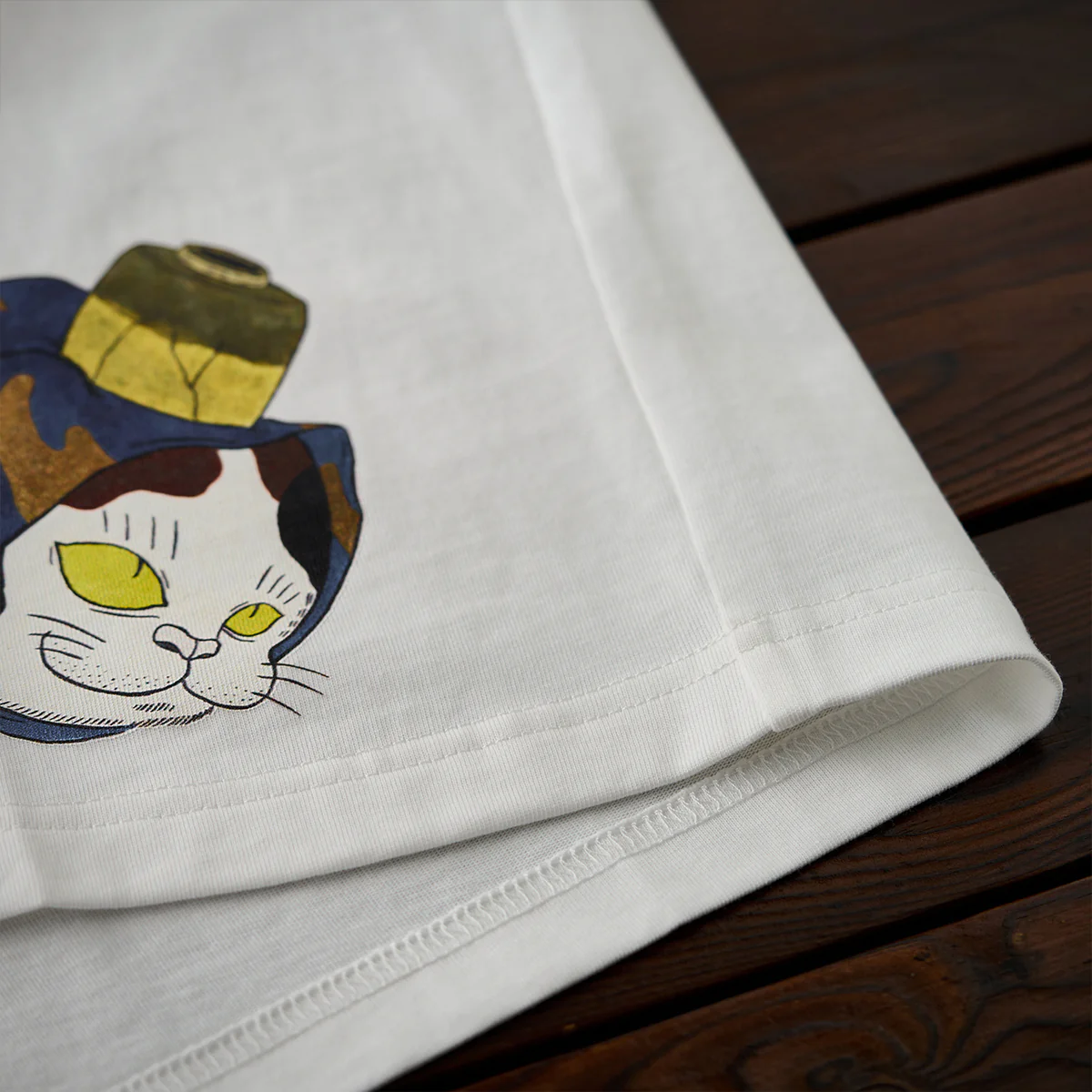 「KarakuxMinatoyayoshiki」猫頭キャッチャー!ポケットコットンTEE - Image 16