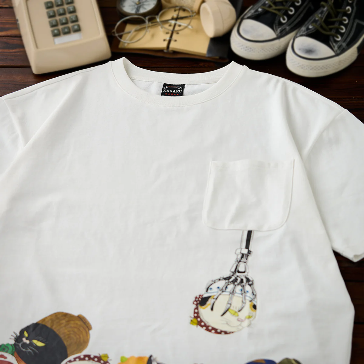 「KarakuxMinatoyayoshiki」猫頭キャッチャー!ポケットコットンTEE - Image 5
