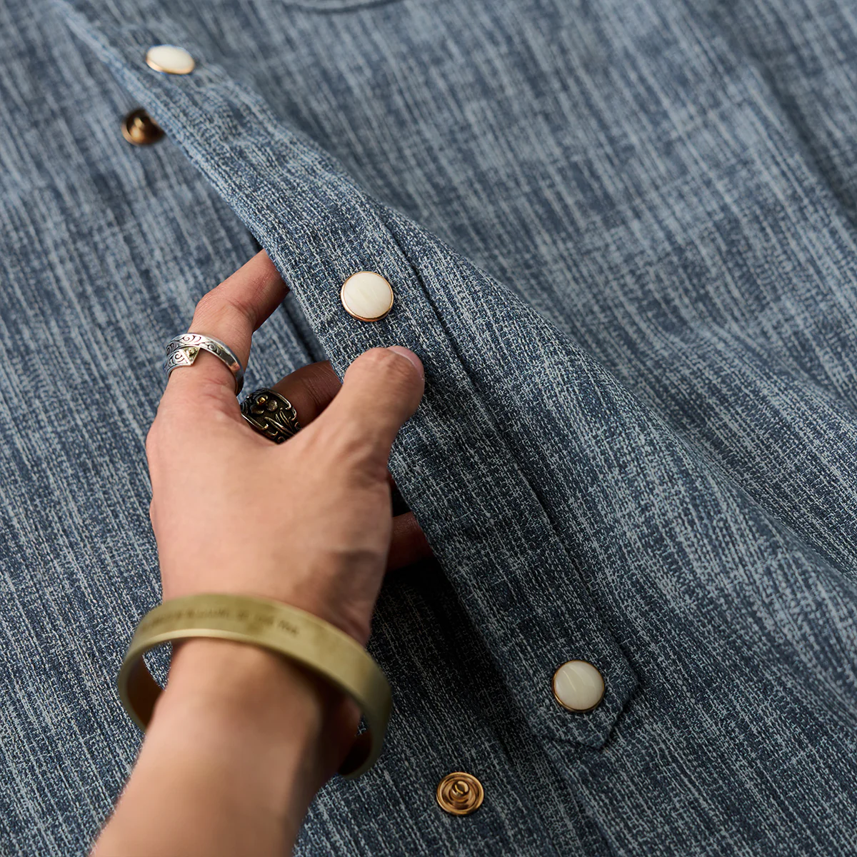 オーダーメイドパール調ボタン付き 「Karaku」刺繍入り先染めワークシャツ - Image 17