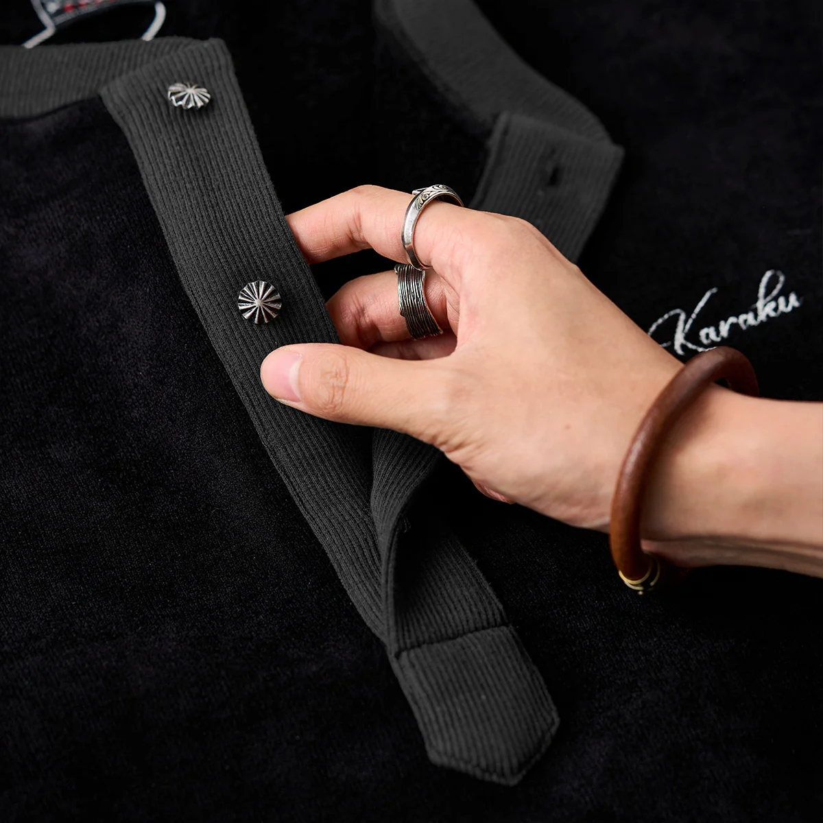 「KaraKu」刺繍入り 両面起毛フリースヘンリーネックスウェット - Image 7