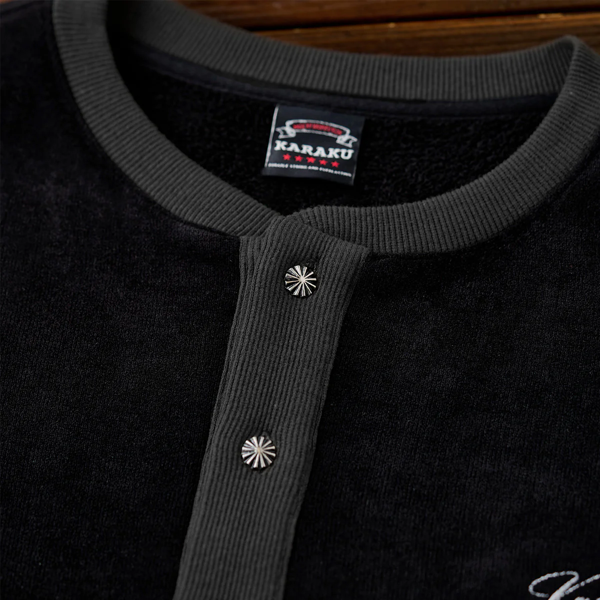 「KaraKu」刺繍入り 両面起毛フリースヘンリーネックスウェット - Image 8