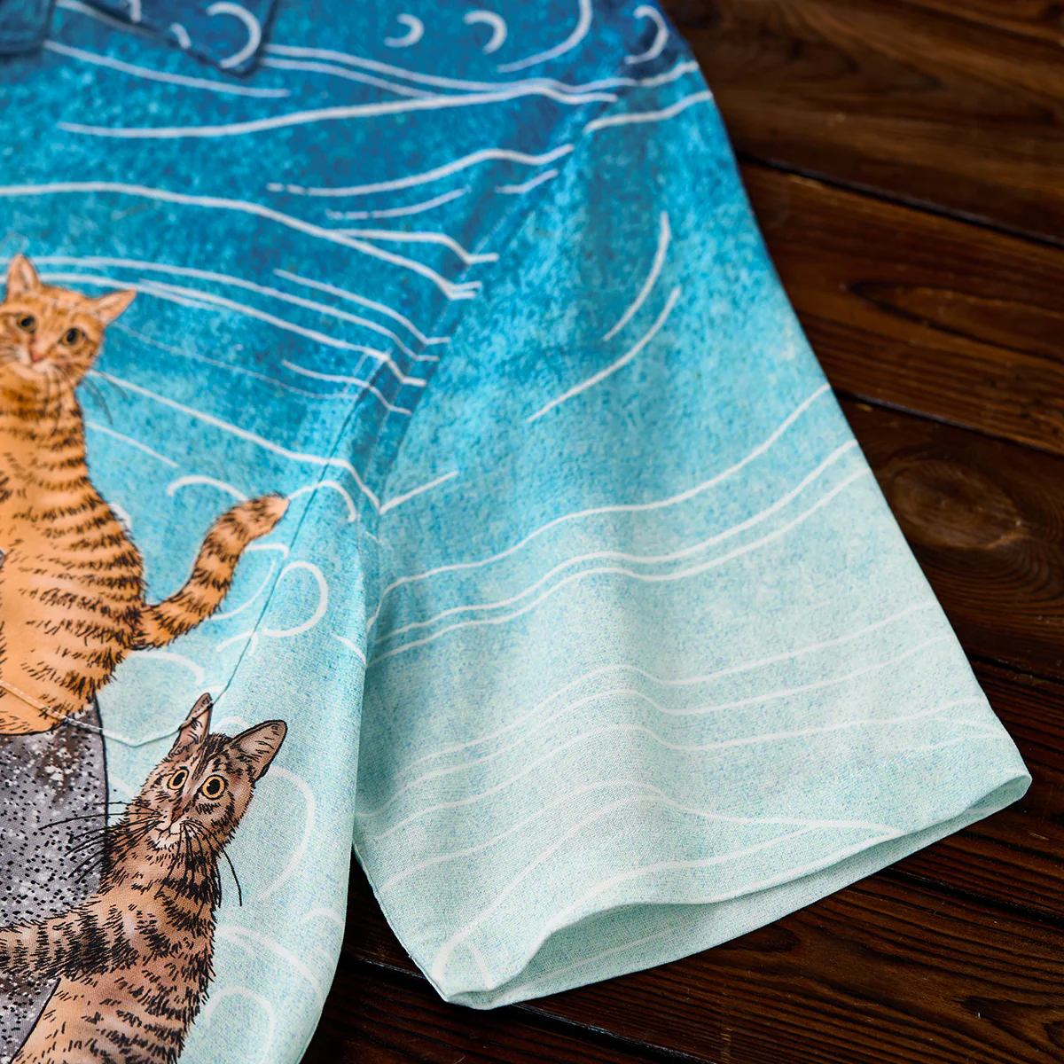 「KaraKuｘ365CAT.ART」刺繡入り 鯨と泳ぐ猫 アロハシャツ - Image 13